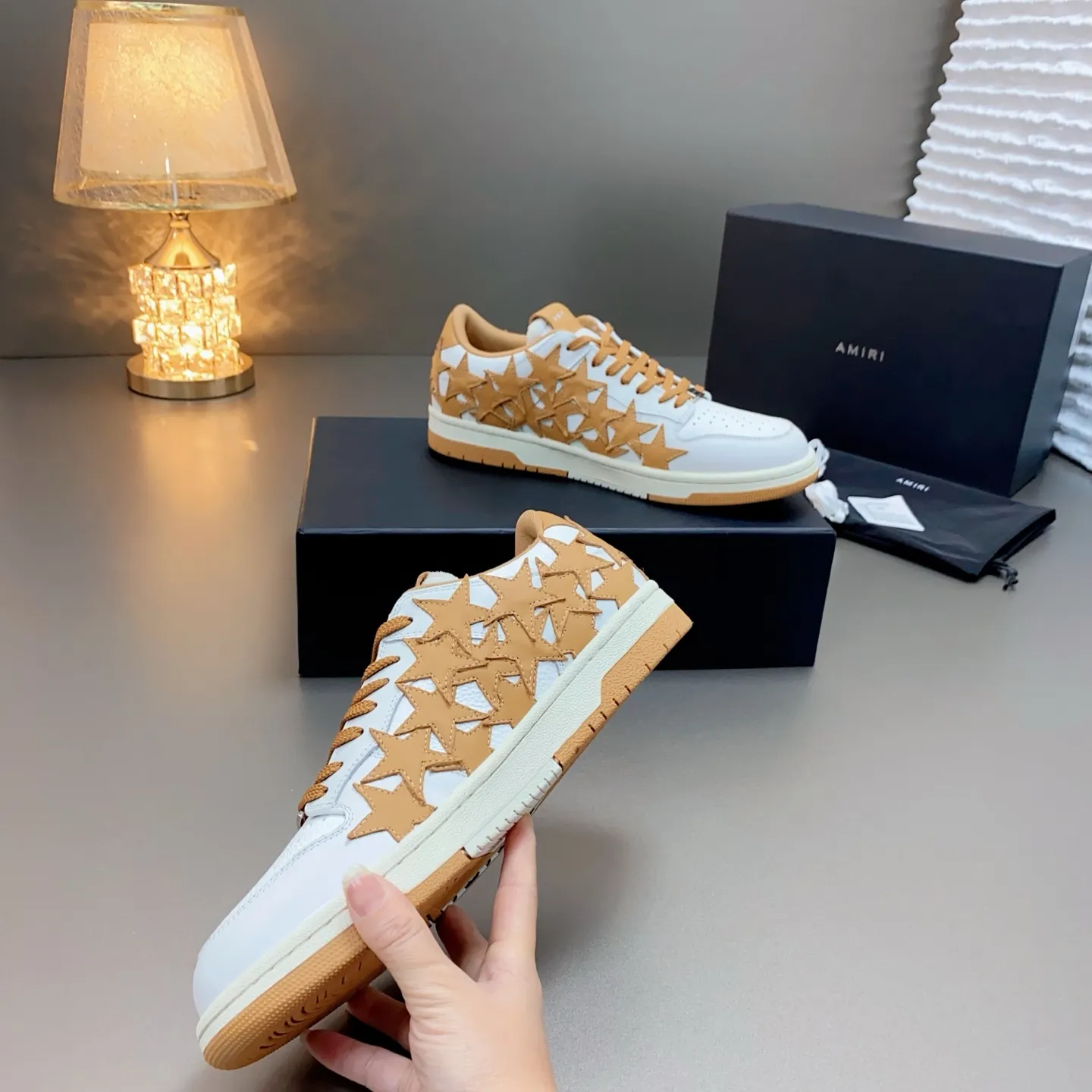 p620🐮🐮AMIRI 💧🌳Couple model💎 The latest The Pacific series Couple model Bone Star Casual sneakers Skateboard shoes ✔️ AMIRI's Pacific shoes are a sneaker that combines luxury and street style. Many celebrities and Internet celebrities have the same style. Its design and workmanship are very elegant. Made of high-grade cow leather, soft to the touch and highly durable 💘💍Fabric: Original customized imported first-layer cowhide 💘💍Inner lining: Original customized breathable mesh lining 💘💍Feet: Original injection molded one-piece, comfortable and wear-resistant without tiring the feet 💘💍Outsole: Original 1:1 molded three-color sole Original outsole 💘💍Sole thickness: 3CM 💘💍Size: Female 35-40 Male 39-46 💘💍price; top version 💦Special remarks Remark: (Female size 34 40. Men’s size 38 45 46 is customized and cannot be returned or exchanged) Please note when placing an order! Thank you🤝🤝